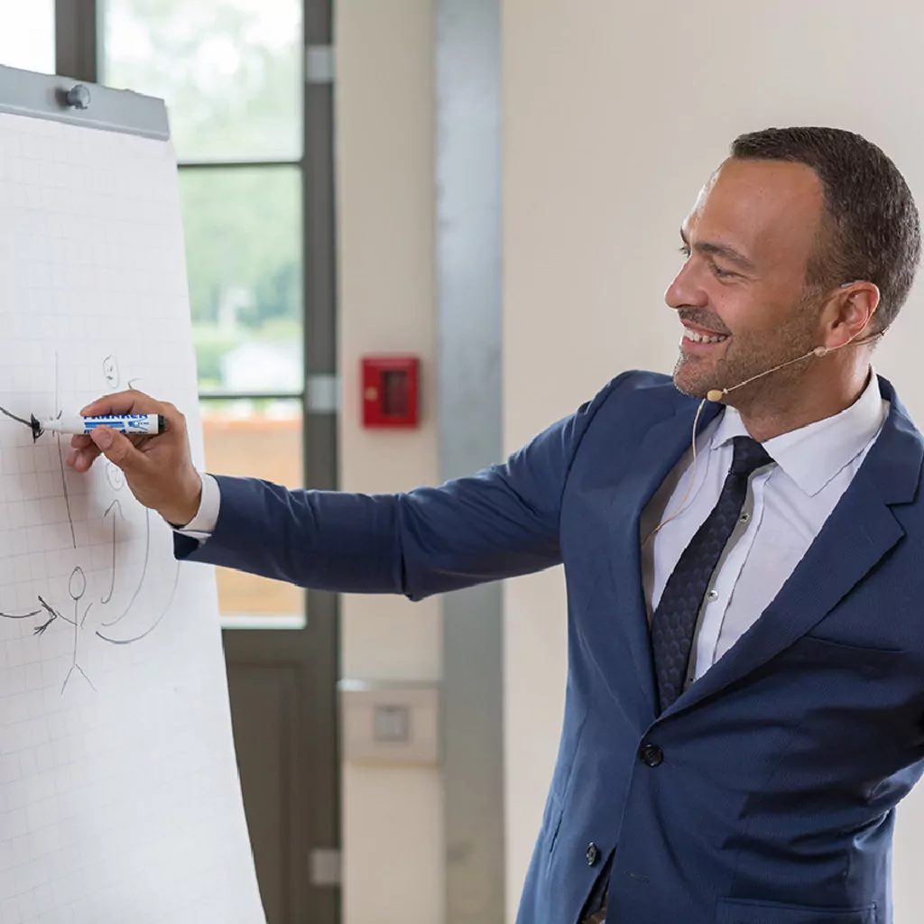 Süleyman Daral erklärt bei einem Sales-Training am Flipchart